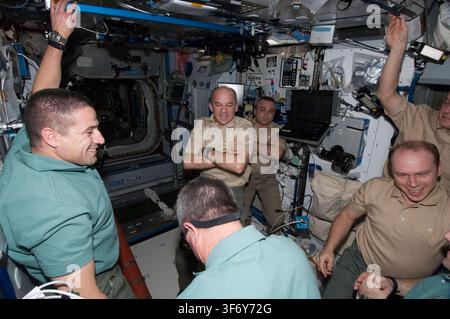 La cerimonia di addio STS-130 e Expedition 22 nel Nodo 2, una fotografia scattata durante il programma dello Space Shuttle. Foto Stock