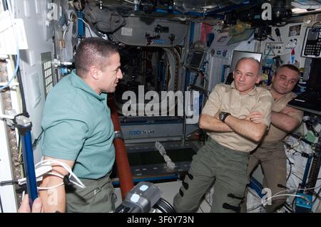 La cerimonia di addio STS-130 e Expedition 22 nel Nodo 2, una fotografia scattata durante il programma dello Space Shuttle. Foto Stock