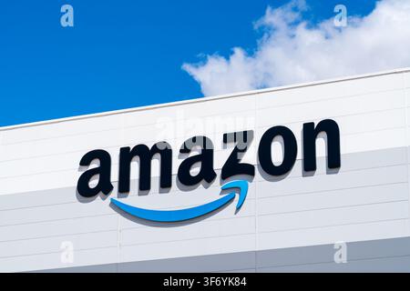 Minworth, Birmingham, UK - 5 agosto 2026: Vista ravvicinata del logo Amazon su un edificio di un magazzino logistico Foto Stock