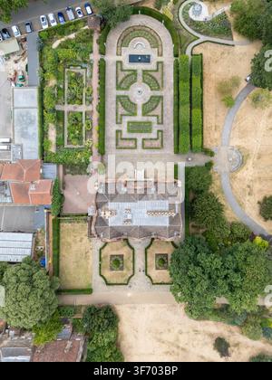 Veduta aerea di Kew Palace con i suoi giardini formali simmetrici, le siepi curate e i vialetti a Richmond, Inghilterra, Regno Unito. Foto Stock
