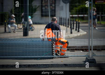 Gli operai edili sono visti a Varsavia, in Polonia, il 4 agosto 2026, mentre un’ondata di caldo colpisce il paese. Le temperature nella capitale polacca erano previste Foto Stock