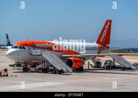 Rodi, Grecia - 06 30 2026: Un aereo Easyjet si prepara al decollo all'aeroporto di Rodi in una giornata soleggiata in Grecia. Foto Stock