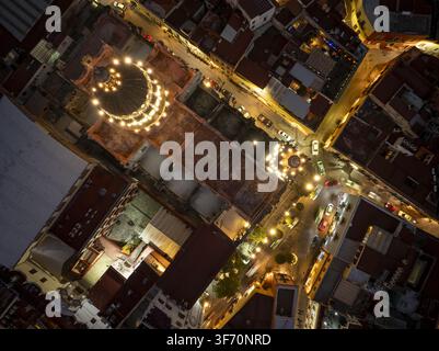 Vista aerea della cupola illuminata della Basilica di Nostra Signora di Guanajuato circondata da tetti coloniali storici e strade strette di notte a Foto Stock