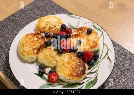 Pancake tradizionali di formaggio cottage dell'Europa orientale con bacche fresche Foto Stock
