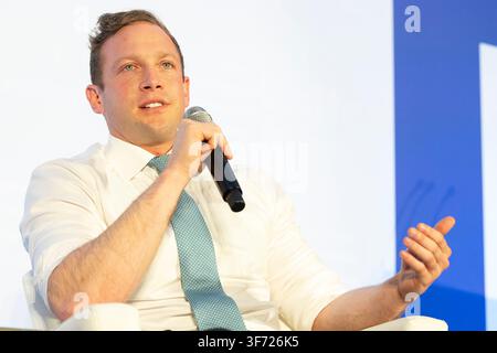 Il deputato del 7° distretto dell'Ohio, Max Miller, parla alla Jewish Federation United for Security il 26 giugno 2025 a Washington, DC. Foto Stock