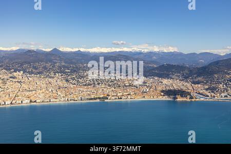 Veduta aerea della costa della Costa Azzurra francese con la città di Nizza, la sua architettura urbana densa e il Mar Mediterraneo, Nizza, Provenza-Alpi Foto Stock