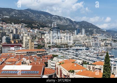 Monaco, Monaco - 17 luglio 2026: Vista panoramica da Monaco Ville sui tetti di La Condamine, il porticciolo di Port Hercule e lo skyline di Monte Carlo sottostante Foto Stock