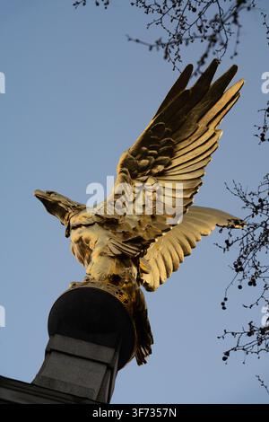 L'aquila dorata in cima al Memoriale della Royal Air Force sulla Victoria Embankment di Londra commemora il personale della RAF che ha servito nella Prima Guerra Mondiale. Foto Stock