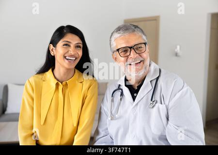 Ritratto di una paziente sorridente e di un medico maschio Foto Stock