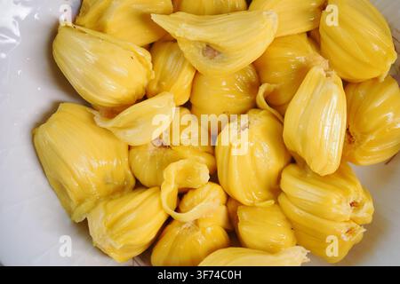 Pezzi freschi di jackfruit in una ciotola per cucinare o mangiare Foto Stock