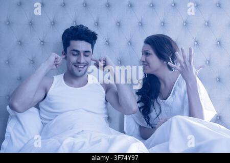 Giovane sostenendo nel letto Foto Stock
