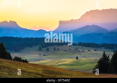 Alba al pascolo alpino di Seiser Alm, vista panoramica. Alpe di Siusi. Regione delle Dolomiti in Italia. Foto Stock