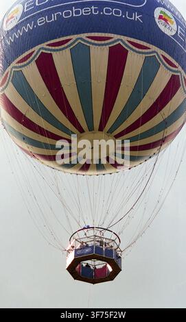 I passeggeri godono di un volo turistico legato in un pallone aerostatico Eurobet ai Vauxhall Pleasure Gardens, Lambeth, Londra, nel 1999. Foto Stock