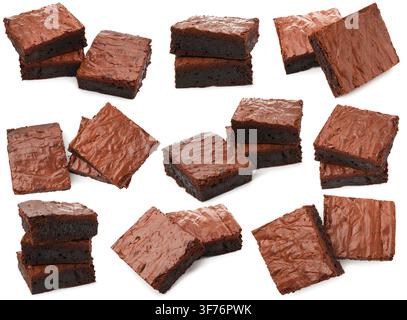 Pezzi di delizioso brownie al cioccolato isolati su bianco, disposti Foto Stock
