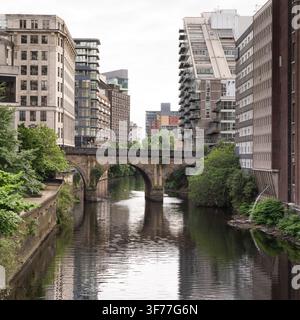 Vista del ponte storico di Blackfriars sul fiume Irwell, Manchester, dove la storia industriale incontra lo sviluppo urbano moderno. Foto Stock