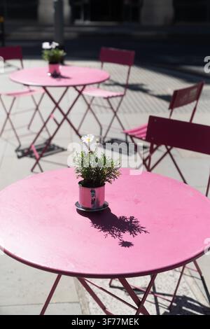 Better Bankside presenta questi vivaci tavoli e sedie rosa vicino al Tate Modern, offrendo sedute pubbliche accoglienti a Londra. Foto Stock