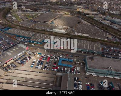 Vista aerea del concessionario di auto usate Cargiant a Old Oak Common, Londra, dove migliaia di veicoli sono esposti in vendita. Foto Stock