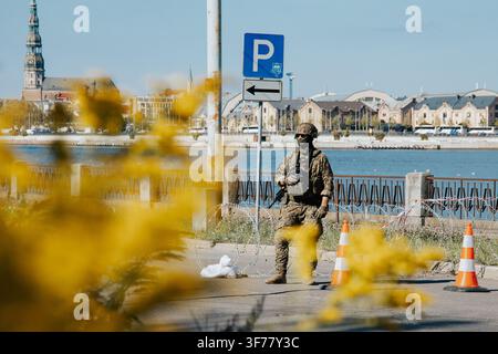 Riga, Lettonia - 5 settembre 2025: Soldato armato di guardia vicino al fiume Daugava nel centro di Riga durante un evento militare pubblico. Foto Stock