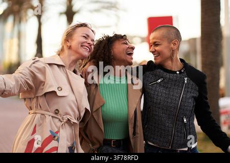 Primo piano di tre amici femminili multietnici che acquistano insieme e si divertono. Foto Stock