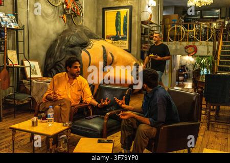 Gente chiacchiera in un caffè a Istanbul, Turchia. Foto Stock