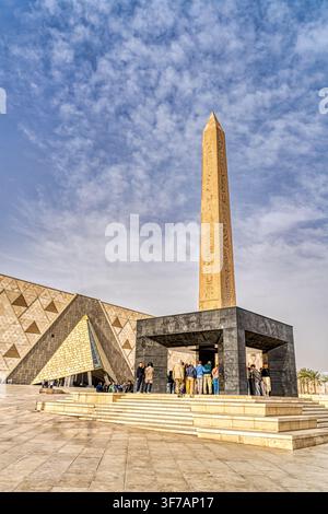 L’obelisco sospeso del faraone Ramses II davanti al nuovo Grande Museo Egiziano fuori dal Cairo a Giza, Egitto. Foto Stock