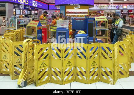 Stand di vendita Duty Free Toblerone, Dubai, Emirati Arabi Uniti, UAE Foto Stock