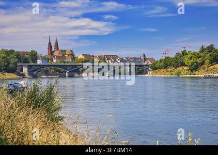 Vista di Basilea con il Reno in primo piano e un ponte davanti alla città, veduta della città di Basilea, ponte Wettstein, Münster, Reno, Basilea, Svizzera Foto Stock