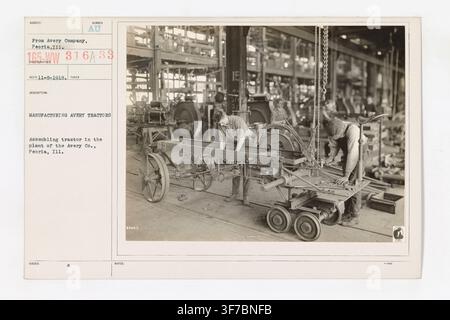 Montaggio di un trattore Avery nello stabilimento di Avery Company, Peoria, Illinois, produttore di trattori durante la Prima Guerra Mondiale. Foto Stock