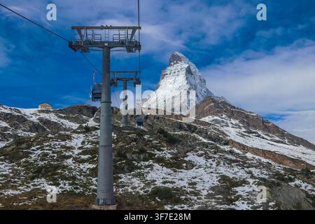 Funivia sopraelevata fino alla vetta del Klein Matterhorn con l'iconico picco del Matterhorn sullo sfondo, Zermatt, Svizzera Foto Stock