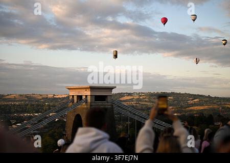 Mongolfiere fotografate durante l'ascesa mattutina del 9 agosto della Bristol International Balloon Fiesta, riprese dall'Osservatorio di Clifton sopra Foto Stock