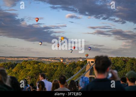 Mongolfiere fotografate durante l'ascesa mattutina del 9 agosto della Bristol International Balloon Fiesta, riprese dall'Osservatorio di Clifton sopra Foto Stock