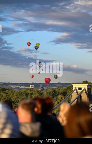 Mongolfiere fotografate durante l'ascesa mattutina del 9 agosto della Bristol International Balloon Fiesta, riprese dall'Osservatorio di Clifton sopra Foto Stock