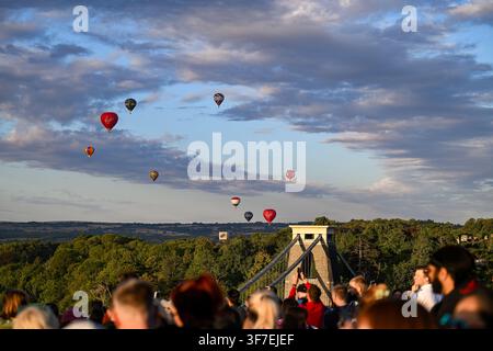 Mongolfiere fotografate durante l'ascesa mattutina del 9 agosto della Bristol International Balloon Fiesta, riprese dall'Osservatorio di Clifton sopra Foto Stock