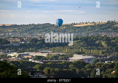 Mongolfiera fotografata sopra lo stadio Ashton Gate durante l'ascesa mattutina del 9 agosto della Bristol International Balloon Fiesta, fotografata da Foto Stock