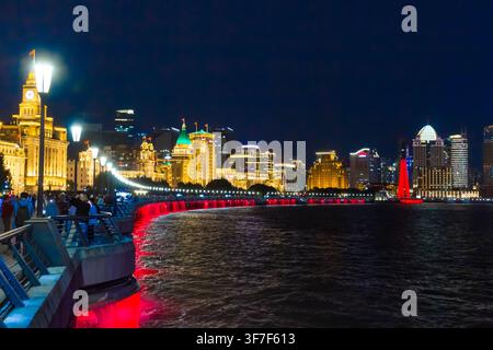 Casate rosse al Bund boulevard di notte a Shanghai, Cina Foto Stock