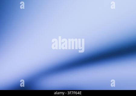 Sfondo astratto con sfumatura blu scuro e blu chiaro con texture di rumore granulare fine. Linea d'ombra morbida e diagonale per design minimalisti e moderni. Foto Stock