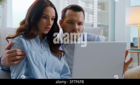 Caucasico che discute della ricerca degli acquisti, della pianificazione del trasferimento, della ristrutturazione dell'appartamento, uomo, donna, moglie, marito, acquisto, ricerca su Internet a casa Foto Stock