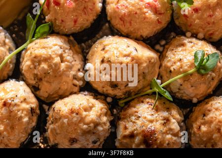 Rotoli di sushi assortiti cotti al forno con topping cremoso di cozze e frutti di mare Foto Stock