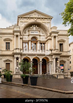Facciata elegante dell'edificio storico del teatro di Avignone che mostra l'architettura francese classica Foto Stock