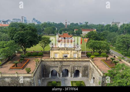 Vista elevata del cancello Doan Mon nella storica Cittadella imperiale di Thang Long, circondata da giardini e alberi a Hanoi, in Vietnam. Foto Stock