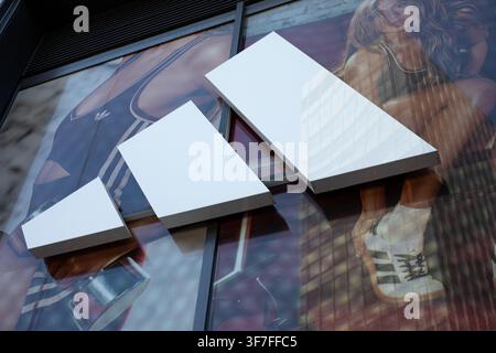 Berlino, Germania. 09 ago, 2026. Un logo Adidas è esposto all'esterno di un negozio a Berlino, Germania, domenica 9 agosto 2026. Le azioni dell'azienda tedesca di abbigliamento sportivo sono crollate del 19% record il 30 luglio dopo che il utile operativo del secondo trimestre ha deluso le aspettative del mercato, nonostante Adidas abbia alzato le prospettive di vendite per il 2026 a seguito di una forte domanda e di una spinta dalla Coppa del Mondo FIFA. (Foto di Michael Kuenne/PRESSCOV/Sipa USA) Credit: Sipa USA/Alamy Live News Foto Stock