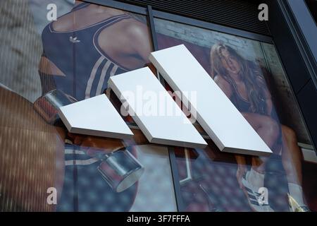 Berlino, Germania. 09 ago, 2026. Un logo Adidas è esposto all'esterno di un negozio a Berlino, Germania, domenica 9 agosto 2026. Le azioni dell'azienda tedesca di abbigliamento sportivo sono crollate del 19% record il 30 luglio dopo che il utile operativo del secondo trimestre ha deluso le aspettative del mercato, nonostante Adidas abbia alzato le prospettive di vendite per il 2026 a seguito di una forte domanda e di una spinta dalla Coppa del Mondo FIFA. (Foto di Michael Kuenne/PRESSCOV/Sipa USA) Credit: Sipa USA/Alamy Live News Foto Stock