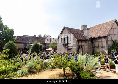 Stratford-upon-Avon, Inghilterra, Regno Unito - 18 luglio 2026: I visitatori esplorano i giardini fuori dal luogo di nascita di Shakespeare Foto Stock