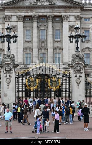 Folle si radunano davanti al Buckingham Palace di Londra per scattare i loro selfie e foto di gruppo davanti al famoso edificio. Agosto 2026. Foto Stock