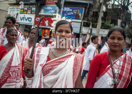 Ranchi, India. 09 agosto 2026. Una donna in abiti tradizionali tiene una falce in mano durante la Giornata Mondiale Indigena. Nel Jharkhand, dove le comunità tribali costituiscono oltre il 26% della popolazione, la Giornata Mondiale Indigena del 9 agosto onora l’eredità, le lingue e la saggezza ancestrale delle popolazioni native. L’occasione offre una piattaforma vitale per gruppi come i Santhal, Munda, Oraon e Ho per rivendicare i loro diritti costituzionali. Credit: SOPA Images Limited/Alamy Live News Foto Stock