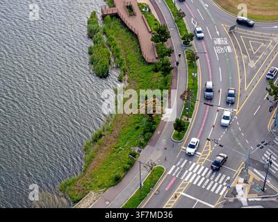 Strade e sentieri intorno alle rive del lago Gyeongpo Foto Stock