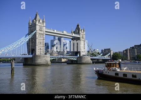 Tower Bridge davanti allo skyline della City di Londra, distretto finanziario, distretto bancario, Londra, Inghilterra, Gran Bretagna, Gran Bretagna Foto Stock