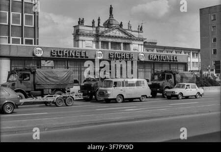 Germania, Potsdam, 23.04.1993, centro dati di Potsdam, EDV/veloce - sicuro - efficiente, sullo sfondo: portale della Stalla Lunga, veicolo della Bundeswehr, Barkas, Wartbu Foto Stock