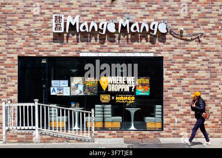 Dessert al mango Mango, 5302 7th Ave, Brooklyn, New York, vetrina di un caffè di dessert asiatici a Sunset Park Chinatown. Foto Stock