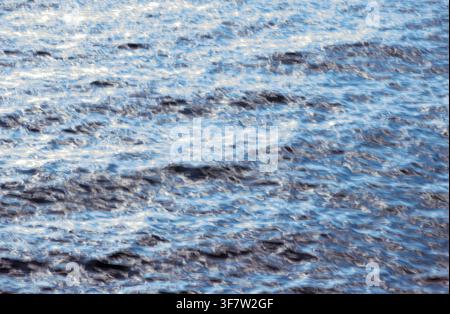 Movimento superficiale sulla riva del Lago Lemano, Svizzera. Gennaio 2023, Clarens, CH. Foto Stock